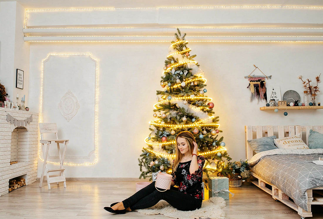 Новогодняя магия дома: 10 идей подсветки интерьера светодиодной лентой